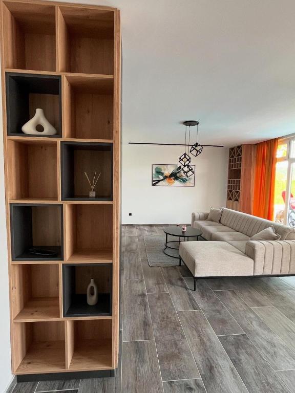 Polica u dnevnoj sobi