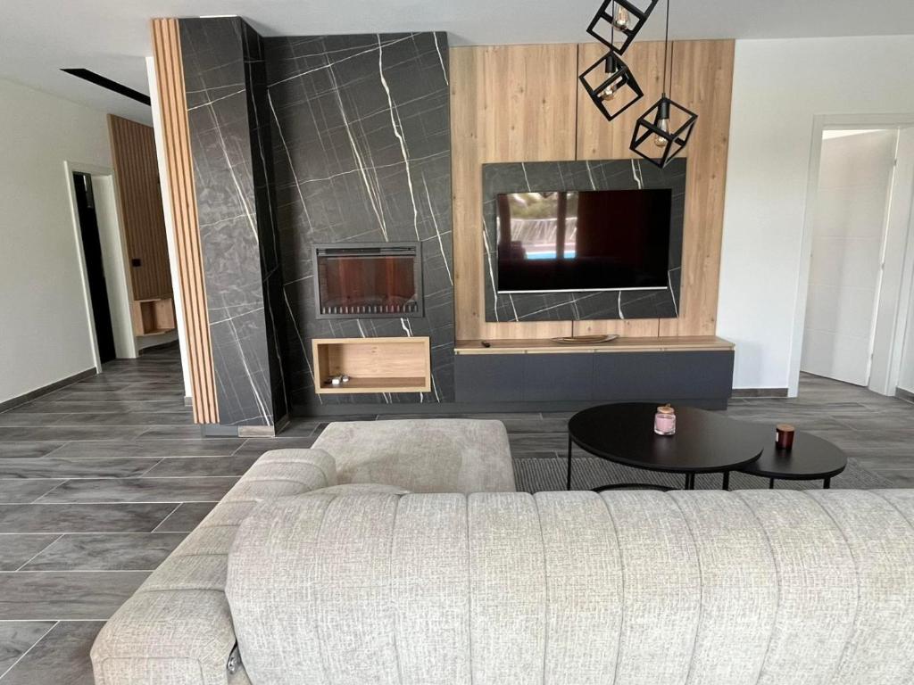 Televizor u dnevnoj sobi