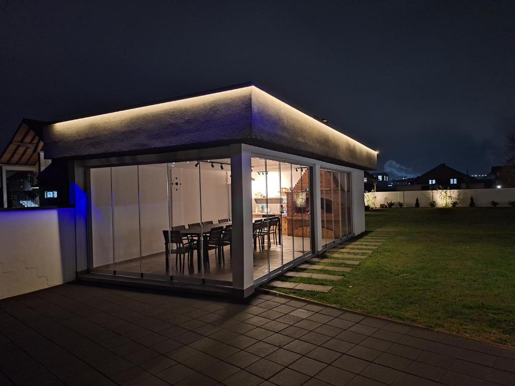 Otvorena staklena terasa